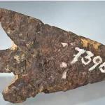Meteorito que caiu na Terra há 3.500 anos esculpido em ponta de flecha por caçadores da Idade do Bro...