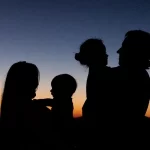 As crianças pequenas têm melhor desempenho na escola se os pais lerem e brincarem com elas