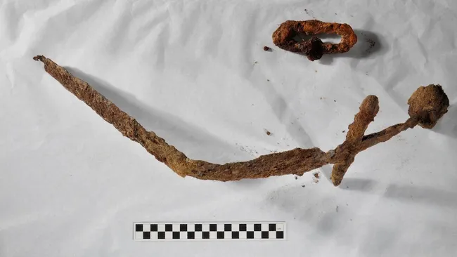 Uma espada da era das Cruzadas e parte da bainha encontrada no sul da Finlândia.