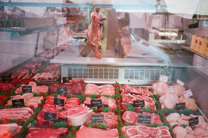 Balcão de açougo com diversos tipos de carne vermelha