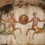 Cão infernal mítico e centauros marinhos pintados em tumba de 2.200 anos descoberta na Itália