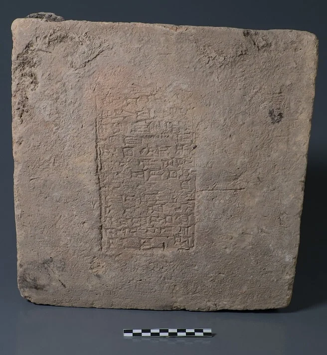 Tijolo datado do reinado de Nabucodonosor II com escrita cuneiforme