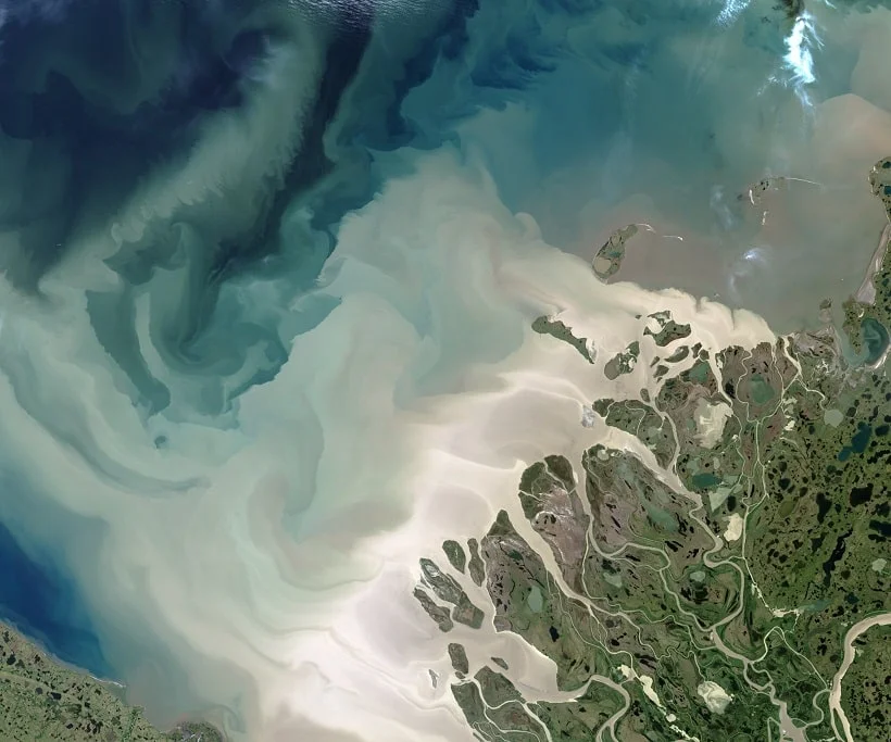 Imagem de satélite do rio Mackenzie, no Canadá, deságuando no mar de Beaufort em redemoinhos leitosos feita em 2017.