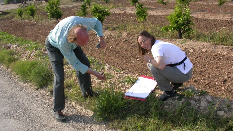 Dr. John Hodgson e Dra. Carol Palmer em campo coletando dados em uma plantação.