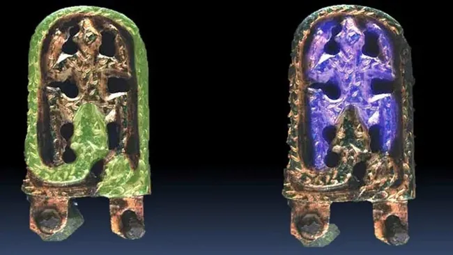 Dois encaixes do cinto ou fivela, um verde e um roxo, feitos de bronze por volta do século VIII, com entalhe de um dragão comendo um sapo