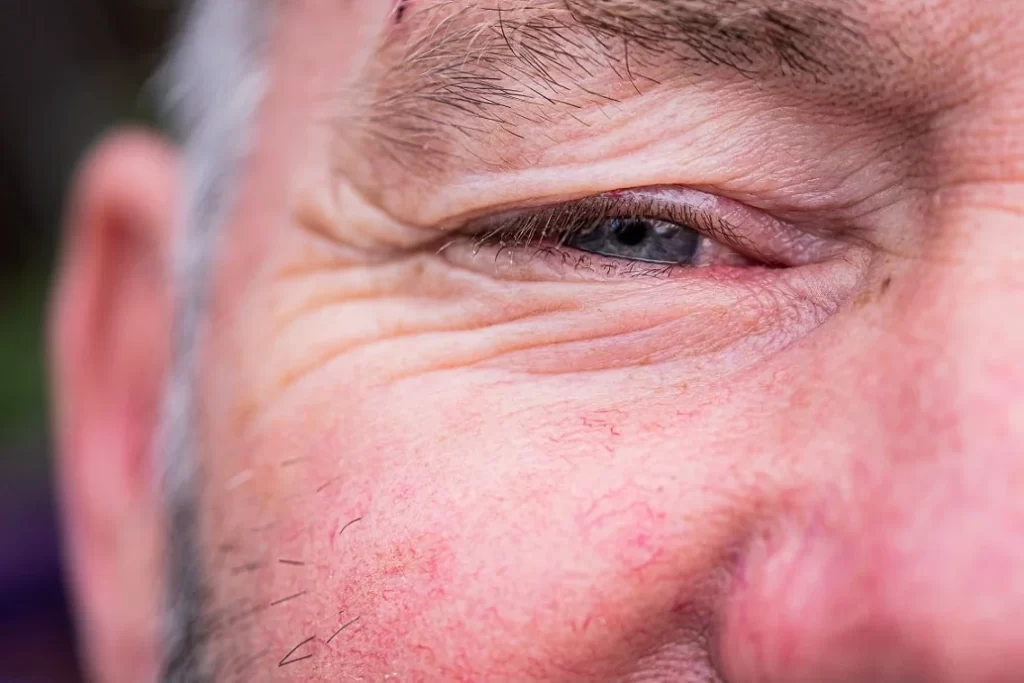 close-up de um olho de um homem