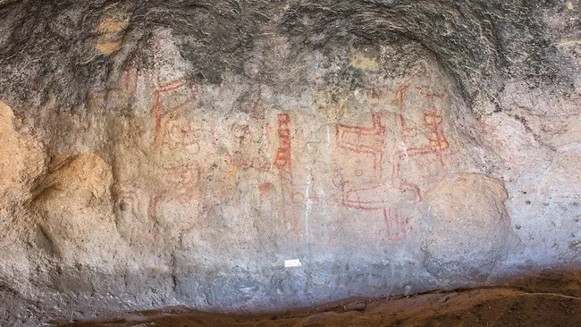 Artes rupestres com desenhos geométricos encontradas dentro de uma caverna na Patagônia