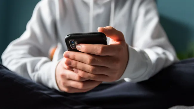 mãos segurando um smartphone