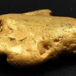 A maior pepita de ouro já encontrada na Inglaterra é descoberta com um detector de metais com defeit...