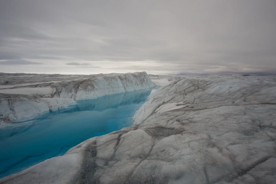 camada de água azul entre duas partes de geleira do lago supraglacial na geleira 79 North