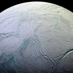 A espessura da camada de gelo revela a temperatura da água nos mundos oceânicos