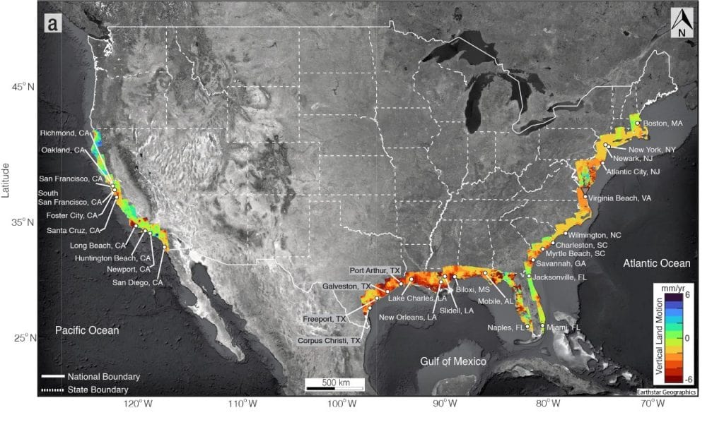 Imagem de satélite em preto e branco com mapa dos Estanos Unidos da América, mostrando destacado com cores as cidades com potenial risco de inundação ate 2050 