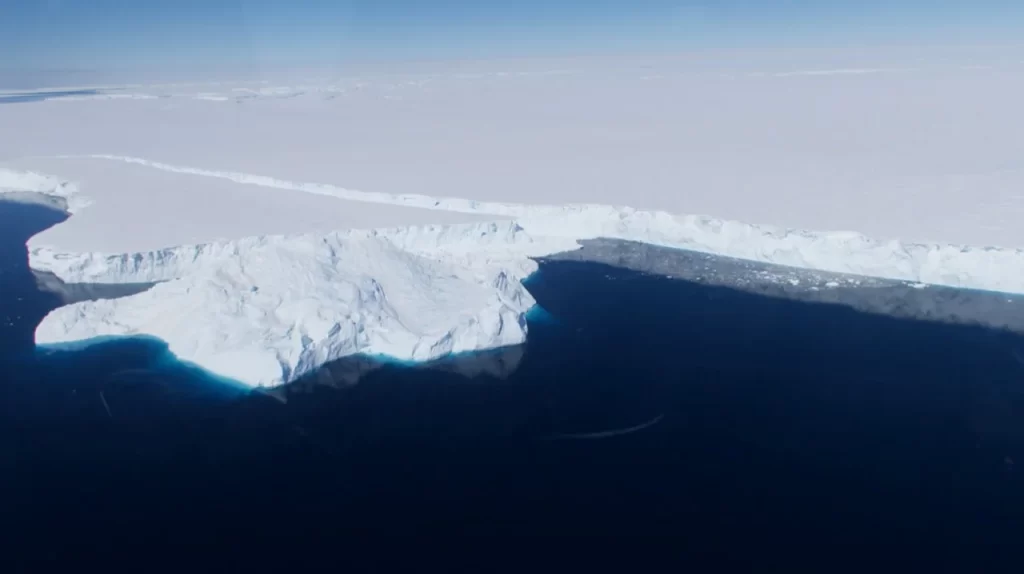A plataforma de gelo Totten vista de cima com o oceano antártico a sua frente