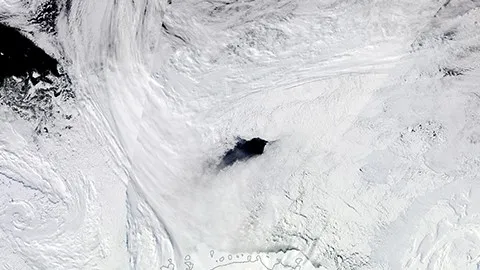 Uma vista aérea buraco no gelo conhecido como polínia Maud Rise. 

