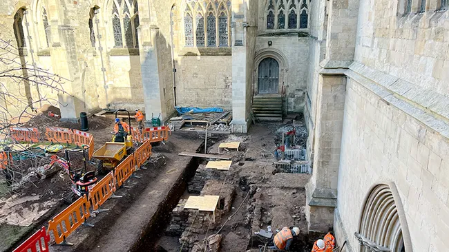 Uma vista aérea dos trabalhos de escavação em andamento no Cloister Garden da Catedral de Exeter
