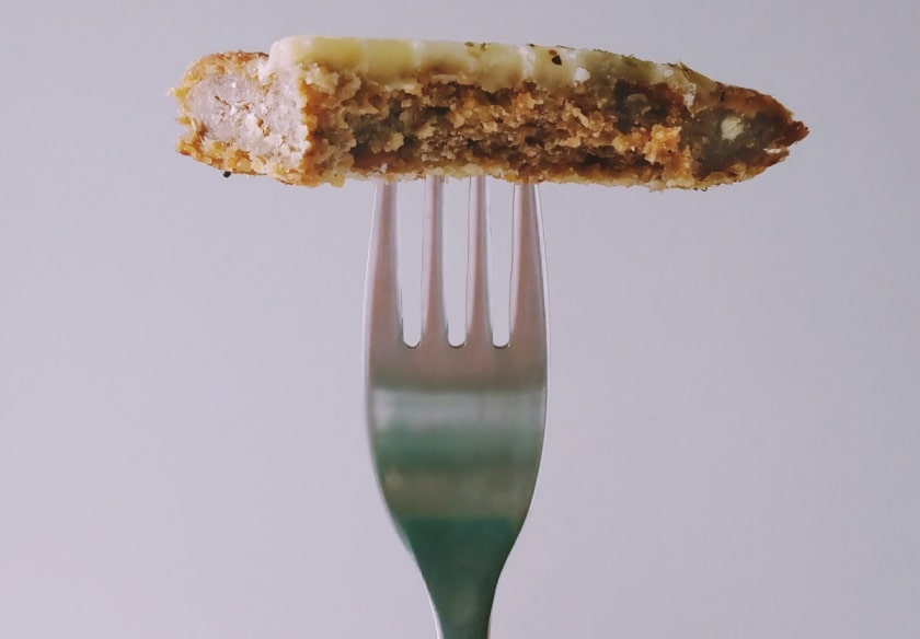 garfo espetando um pedaço de milanesa de lentilhas