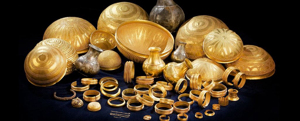 O Tesouro de Villena, com tijelas, vasos e braceletes dourados, no Museu Arqueológico Municipal de Villena
