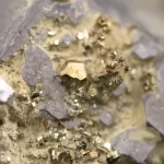 Qual é a diferença entre uma rocha e um mineral?