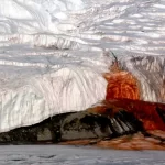 Blood Falls: Cachoeira carmesim da Antártica forjada a partir de um antigo coração escondido
