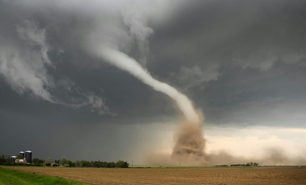 Um tornado em uma plantação