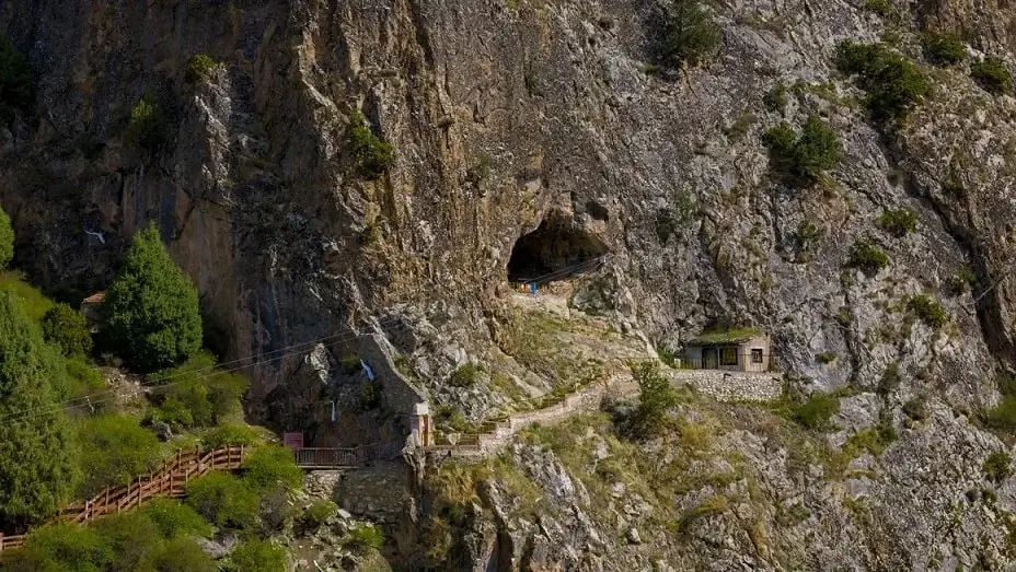 Escavações na Caverna Cárstica de Baishiya, no planalto tibetano