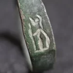 Anel de 1.800 anos representando deusa romana descoberto em antiga pedreira em Israel