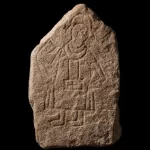 Pedra com imagem do século XII descoberta na Alemanha provavelmente retrata bispo que trouxe o crist...