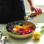 Espaguete mágico com couve, tomate e limão