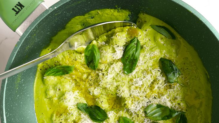Panela com nhoque e molho super verdes com folhas