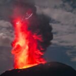Monte Ibu, na Indonésia, entra em erupção, expelindo lava e fumaça