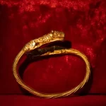 Joias de ouro com desenhos de leopardo e tigre são descobertas em cemitério de 2.400 anos no Cazaqui...
