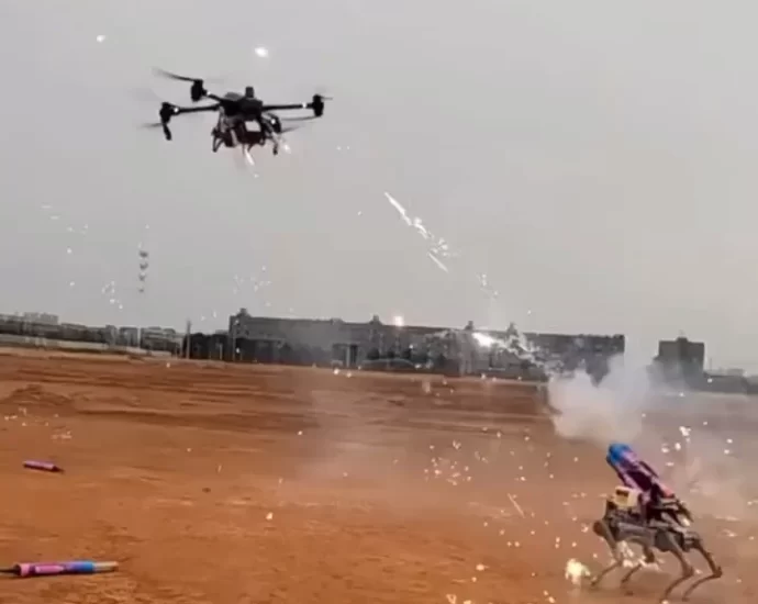 Simulação de guerra cão robô e drone travando uma batalha atirando fogos de artifício um no outro