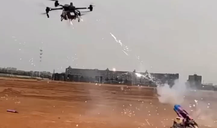 Simulação de guerra cão robô e drone travando uma batalha atirando fogos de artifício um no outro