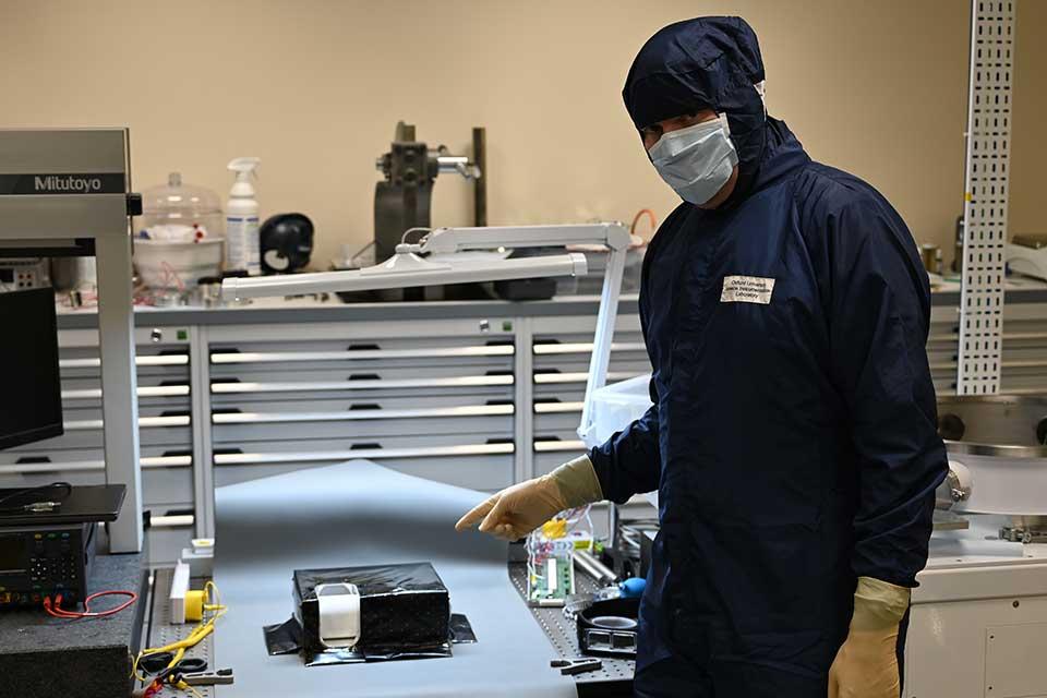 Cientista-chefe de instrumentos, Professor Neil Bowles, com o Mapeador Térmico Lunar.