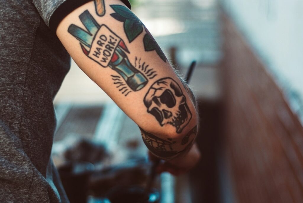 braço tatuado