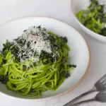 Macarrão cremoso de abacate com espinafre e couve crocante