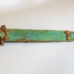 Espada de 2.300 anos com suásticas é descoberta em necrópole na França