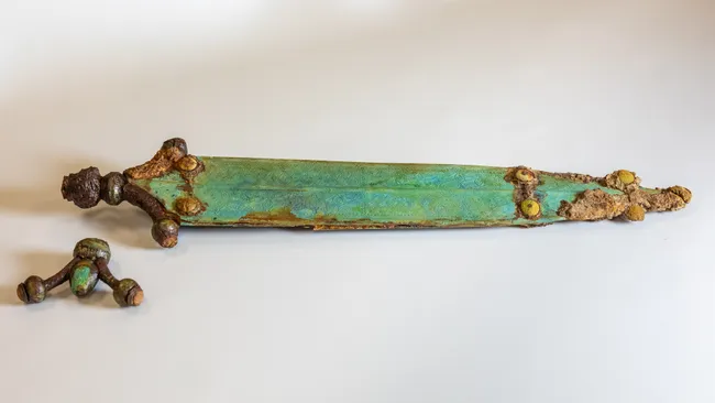 A espada altamente decorada com suásticas que arqueólogos encontraram em uma necrópole na França.