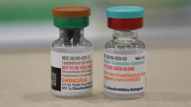 Dois frascos da vacina contra herpes zoster