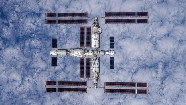 Estação Espacial Tiangong da China orbitando a Terra.