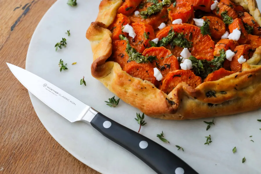 Galette de cebola caramelizada e batata-doce