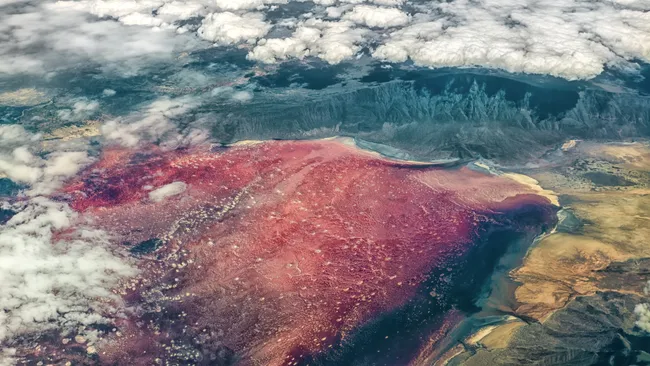 O Lago Natron às vezes parece vermelho devido à sua população de microrganismos que gostam de sal.