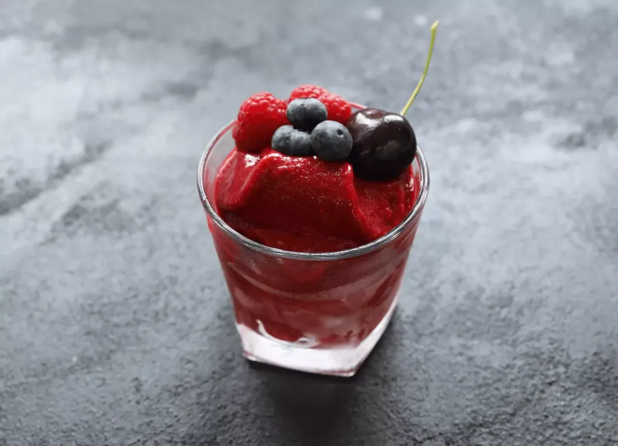 Copo de vidro com sorverte de frutas vermelhas