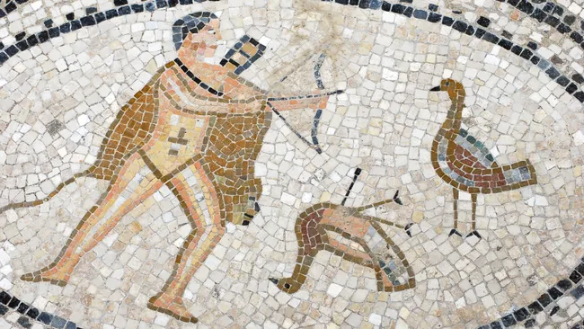 Um mosaico da era romana do Marrocos retrata uma cena de caça.