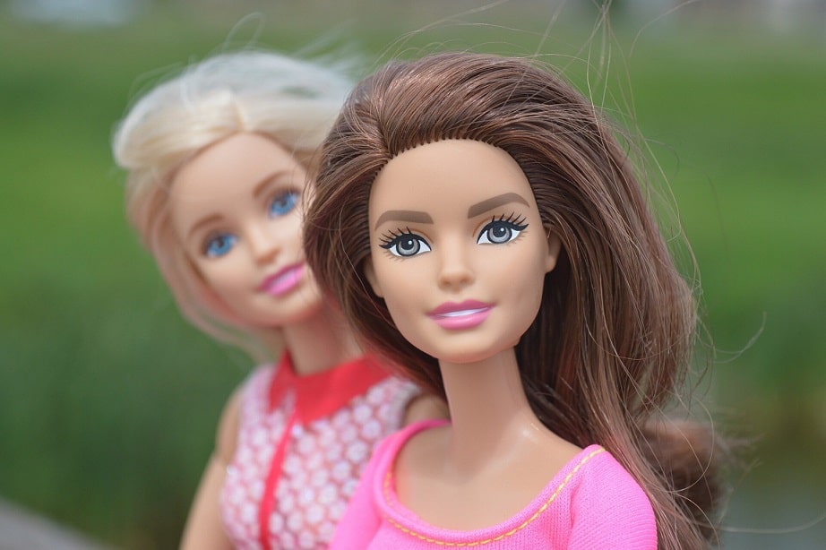 duas bonecas barbies