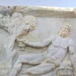 Sarcófago 'extraordinário' descoberto em Israel mostra escultura de Dionísio vencendo Hércules em um...