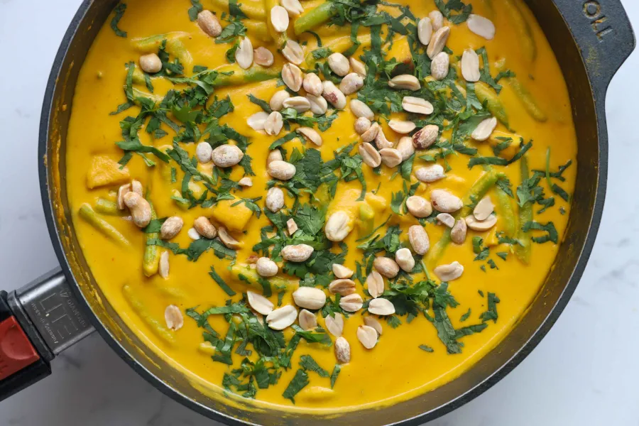 Curry de manteiga de amendoim e capim-limão