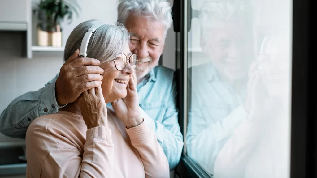 Idosos ouvindo música