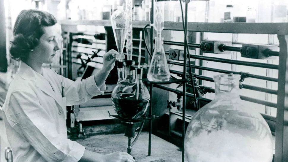 Cientista mulher com tubos e frascos com soluções químicas