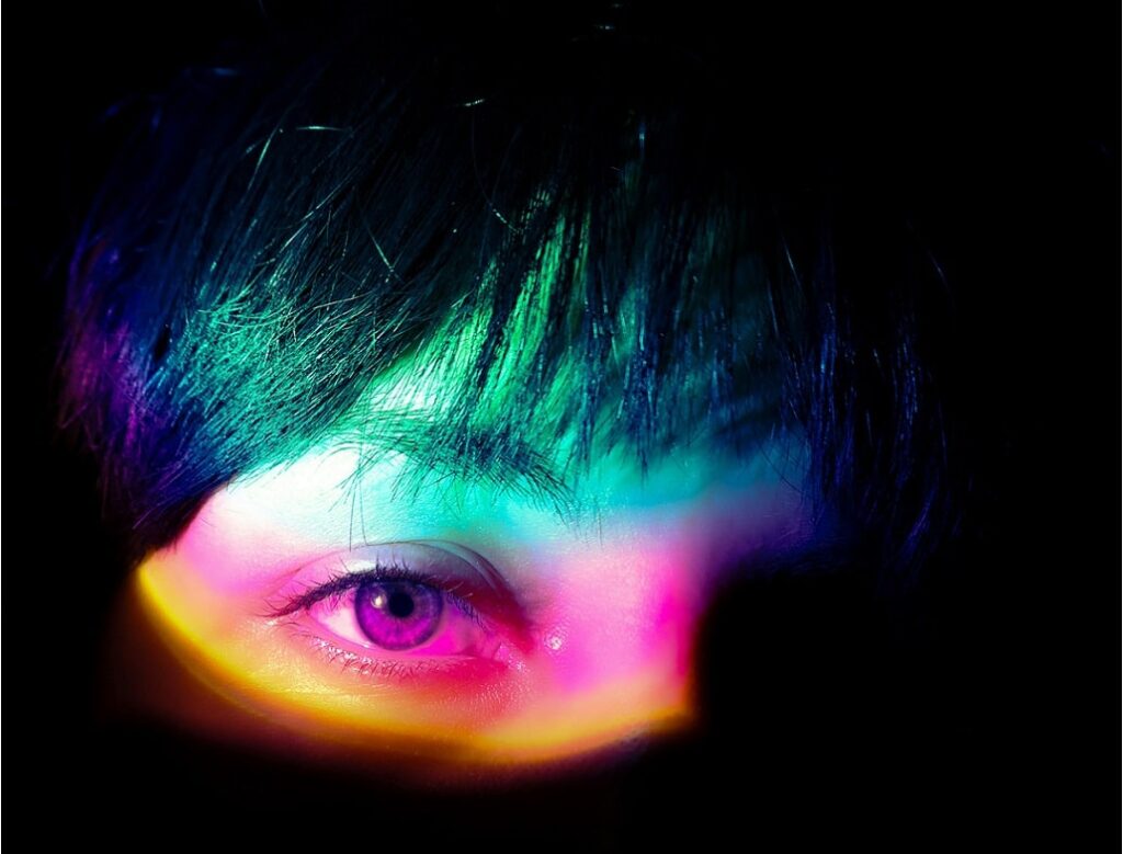 Olho com luzes coloridas psicodélicas no rosto